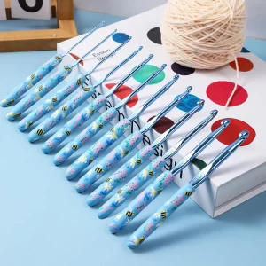 12pcs/set of soft clay handle, alumina crochet, bee print crochet, hand-knitted sweater knitting tool