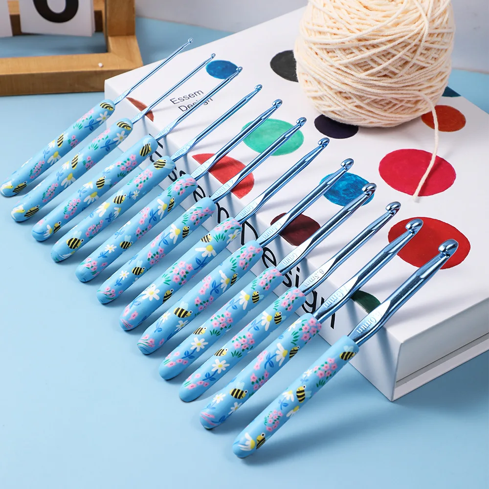 12pcs/set of soft clay handle, alumina crochet, bee print crochet, hand-knitted sweater knitting tool